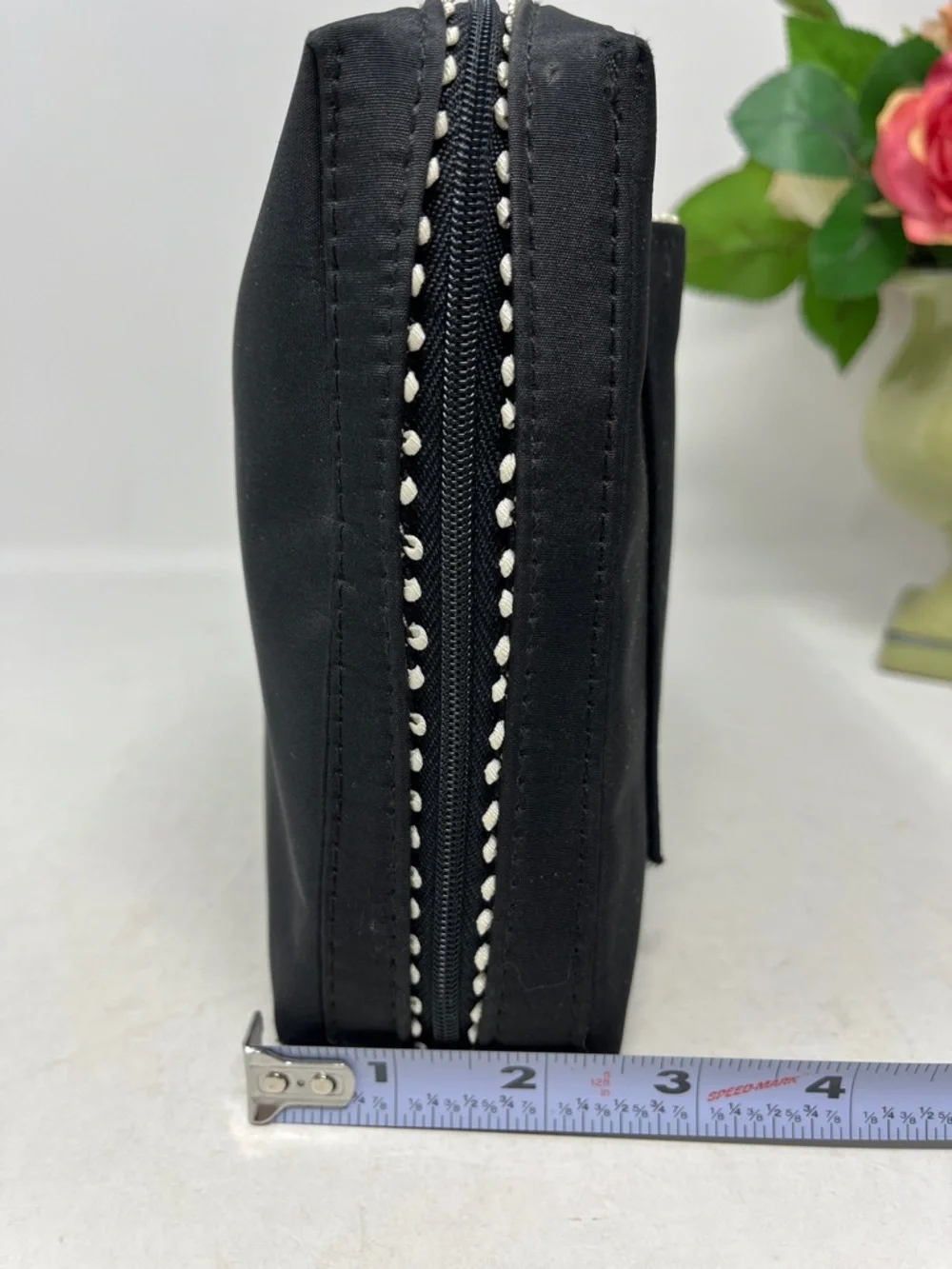 CHANEL PARFUMS ZIPPER COSMETIC POUCH BLACK WITH WHITE TRIM BONUS CRÈME SHOP EYE